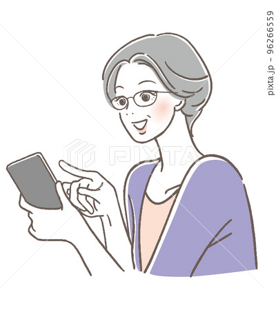 メガネをかけてスマホを使う笑顔のシニア女性 96266559