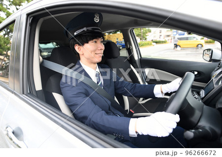 タクシーを運転する男性ドライバー 96266672