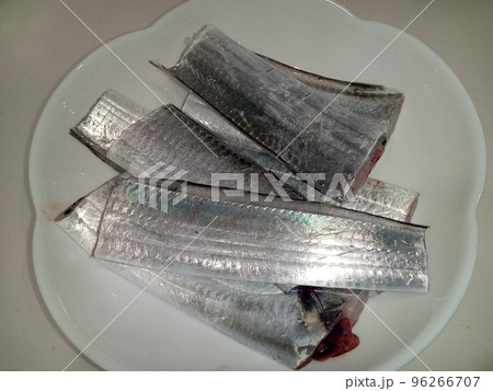 銀に光る太刀魚の切り身 96266707
