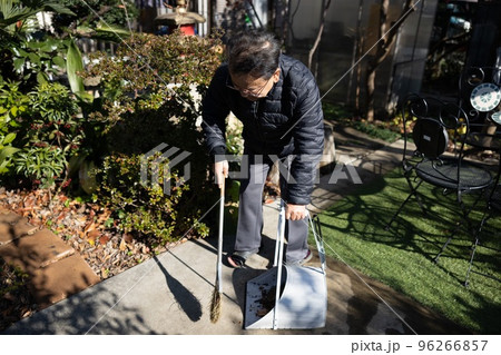 庭掃除をする高齢者 庭掃除をする高齢者 96266857