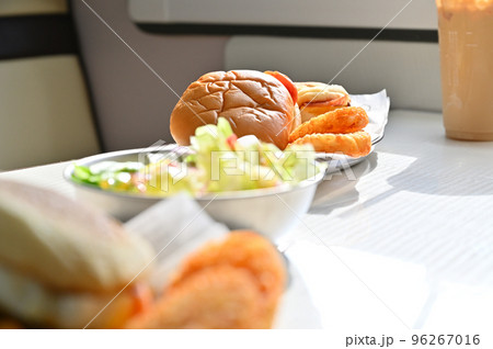 キャンピングカーでの食事はハンバーガーとハッシュドポテトにフレッシュサラダ キャンピングカーでの食事はハンバーガーとハッシュドポテトにフレッシュサラダ 96267016