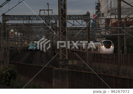 常磐線特急ひたち号と東北新幹線E5系 96267072