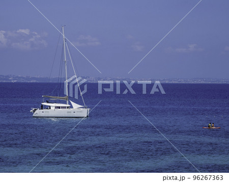 久髙島の青い海と白いヨット 96267363