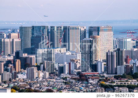 日本の東京都市景観 品川新風景・品川駅前のオフィスビル群や航空機などを望む 日本の東京都市景観 品川新風景・品川駅前のオフィスビル群や航空機などを望む 96267370