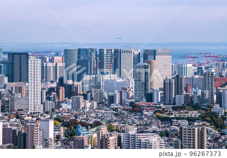 日本の東京都市景観 品川新風景・品川駅前のオフィスビル群や航空機などを望む 日本の東京都市景観 品川新風景・品川駅前のオフィスビル群や航空機などを望む 96267373