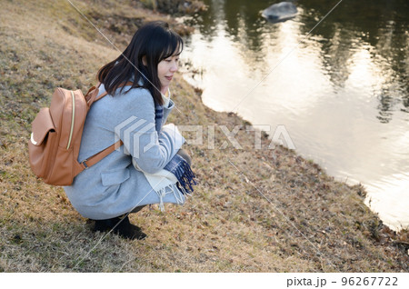 冬の公園を楽しむ女性 冬の公園を楽しむ女性 96267722