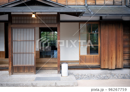 古風な民家 96267759