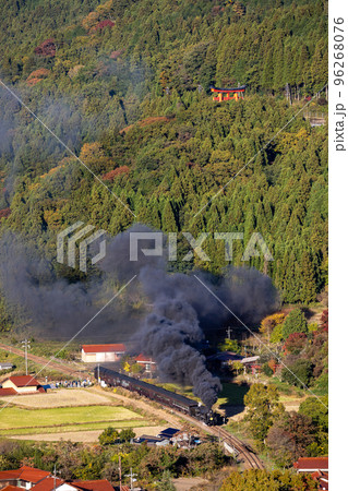 大鳥居に届くほどの黒煙を上げて峠に挑むデゴイチ「SLやまぐち」 96268076