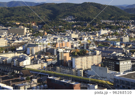 秋の京都市内を行く東海道新幹線ドクターイエロー 96268510