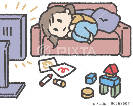 だらだらとテレビを観る女の子のイラスト 96268607