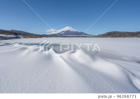 富士山と山中湖 雪景色 富士山と山中湖 雪景色 96268773