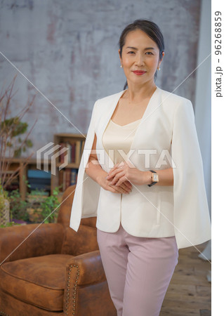 女性実業家のポートレイト 96268859