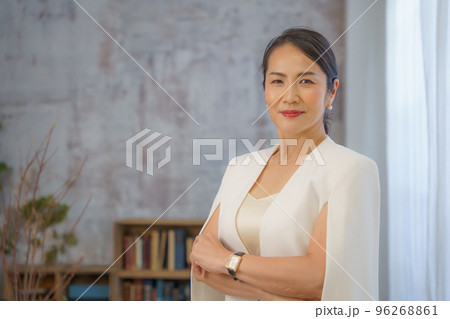 自信に満ちた女性 96268861