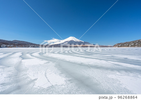 山中湖　雪　珍しい現象「氷紋」と富士山 96268864