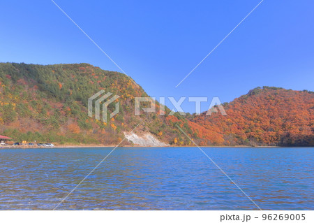 潟沼と紅葉した山々(2022) 潟沼と紅葉した山々(2022) 96269005