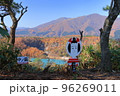 中ノ岳からみる潟沼と紅葉の山々(2022) 96269011