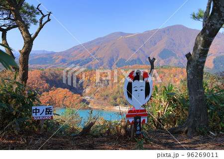 中ノ岳からみる潟沼と紅葉の山々(2022) 中ノ岳からみる潟沼と紅葉の山々(2022) 96269011