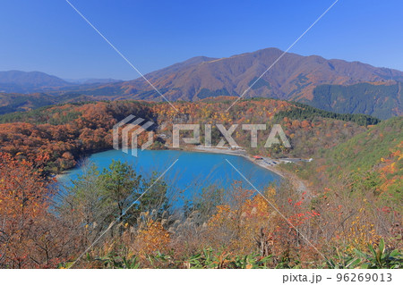 中ノ岳からみる潟沼と紅葉の山々(2022) 中ノ岳からみる潟沼と紅葉の山々(2022) 96269013