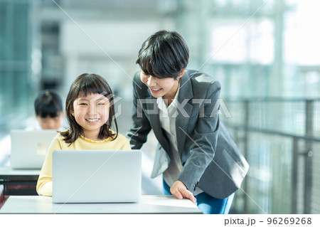 プログラミング中の小学生。 96269268