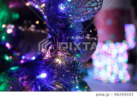 商業施設に飾られるクリスマスツリーとイルミネーション 96269305