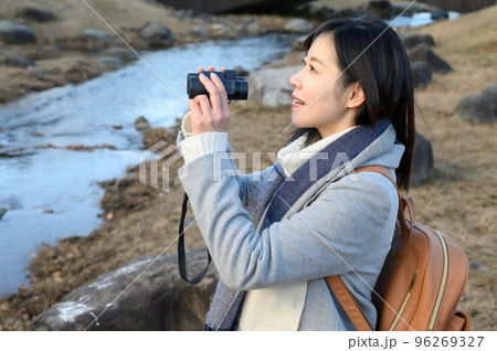 冬の公園でバードウォッチングを楽しむ女性 冬の公園でバードウォッチングを楽しむ女性 96269327