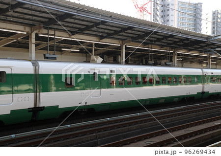 東北・上越新幹線E2系グリーン車（200系カラー・緑帯車両）の写真素材 [96269434] - PIXTA