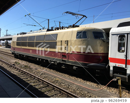 ミュンヘン中央駅のプラットホームに停車する特急電車 ミュンヘン中央駅のプラットホームに停車する特急電車 96269459