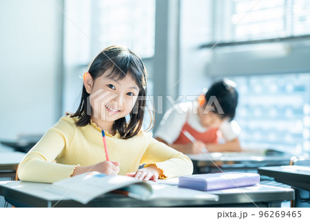 教室で勉強をする小学生。 教室で勉強をする小学生。 96269465