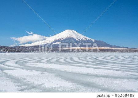 山中湖と富士山　珍しい自然現象「氷紋」　 96269488