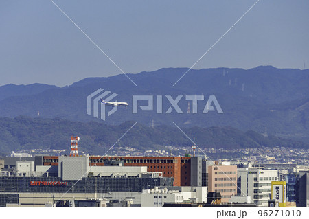 福岡 中央区天神周辺と福岡空港に着陸する旅客機 福岡県福岡市 福岡 中央区天神周辺と福岡空港に着陸する旅客機 福岡県福岡市 96271010