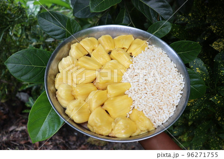 jackfruit cloves with puffed rice and leaf 96271755