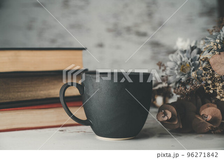 コーヒーカップとドライフラワー 96271842
