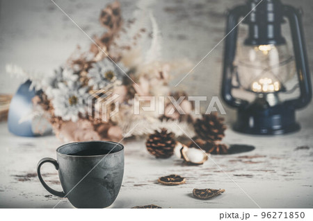 コーヒーカップとドライフラワー コーヒーカップとドライフラワー 96271850