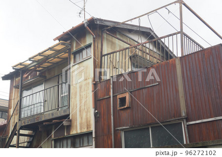 古い住宅　ぼろぼろ 96272102