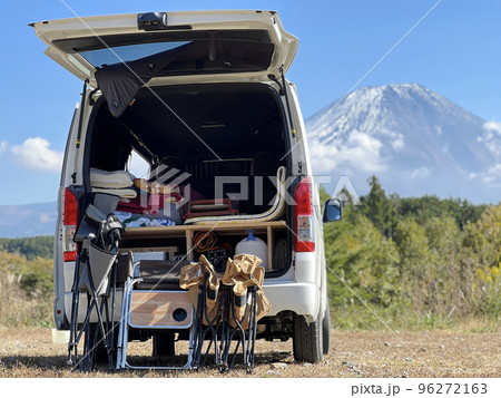 キャンプ道具を詰め込んだワゴン車と富士山 96272163