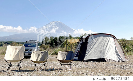 テントと3脚のアウトドアチェアと富士山 テントと3脚のアウトドアチェアと富士山 96272484
