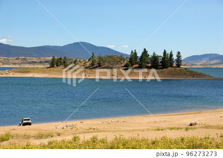 Jindabyne, New South Wales, Australia: View over Lake Jindabyne with a car parked by the lake. Jindabyne is a tourist destination near the Snowy Mountains. 96273273