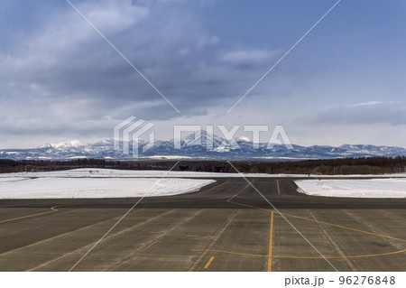 根室中標津空港から望む冬の知床連山 / Nakashibetsu, Japan 96276848
