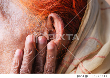 senior women having ear pain senior women having ear pain 96278314