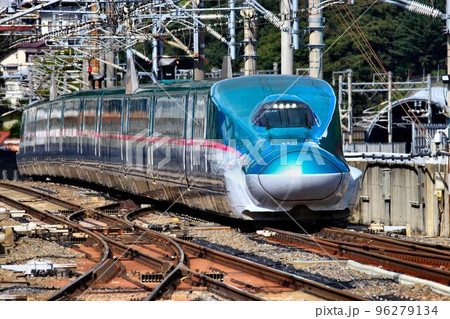 東北新幹線・福島駅にて E5/H5系 東北新幹線・福島駅にて E5/H5系 96279134