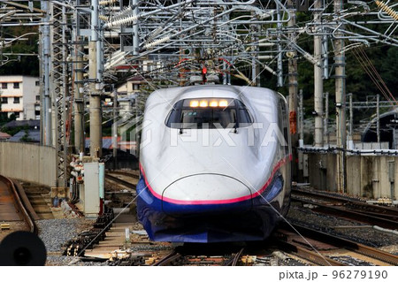 ベテランの走り…E2系新幹線　東北新幹線・福島駅 96279190