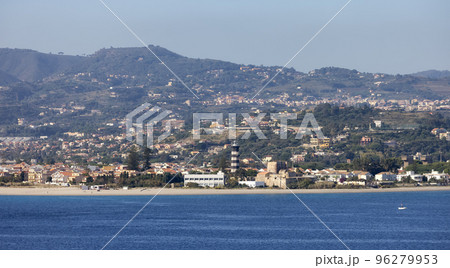 City by the Sea. Messina, Sicilia, Italy. 96279953