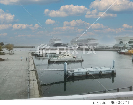 横浜大さん橋に停泊中の二隻のクルーズ船の風景 96280271
