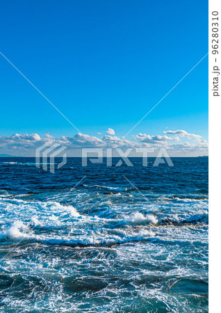 伊豆の海・快晴の空と海原の絶景 伊豆の海・快晴の空と海原の絶景 96280310