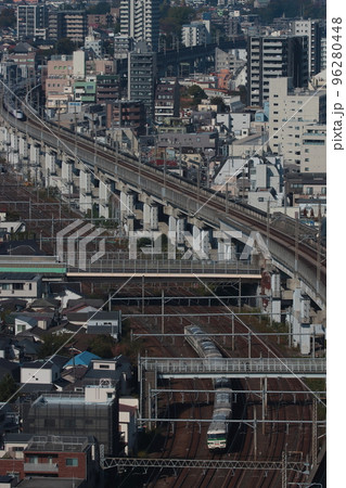 復刻運転された185系新幹線リレー号と副都心の街並み_2022/11/12撮影 96280448