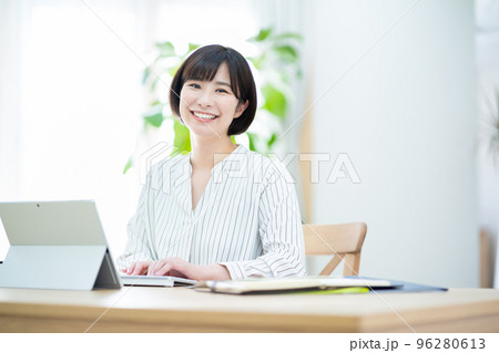 女性　テレワーク　在宅勤務　パソコン 96280613