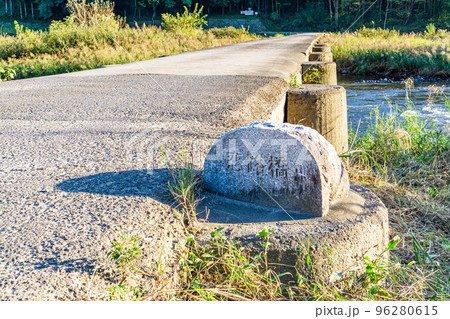 京都府南山城村の木津川にかかる恋路橋(沈下橋) 96280615