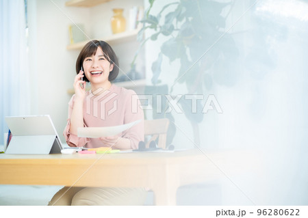 女性、ビジネス、テレワーク、スマホ、ビジネスウーマン、スマートフォン、通話中、OL、会社員 96280622