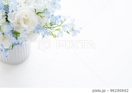 白と水色の花 喪中ハガキの写真素材 白と水色の花 喪中ハガキの写真素材 96280682