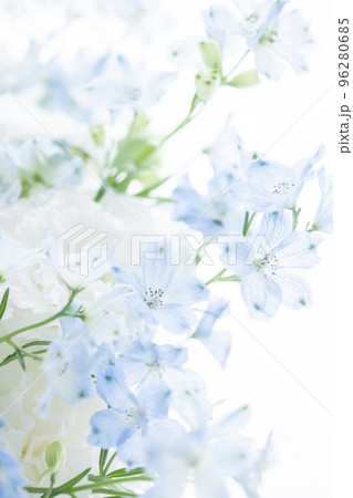 白と水色の花　喪中ハガキの写真素材 96280685